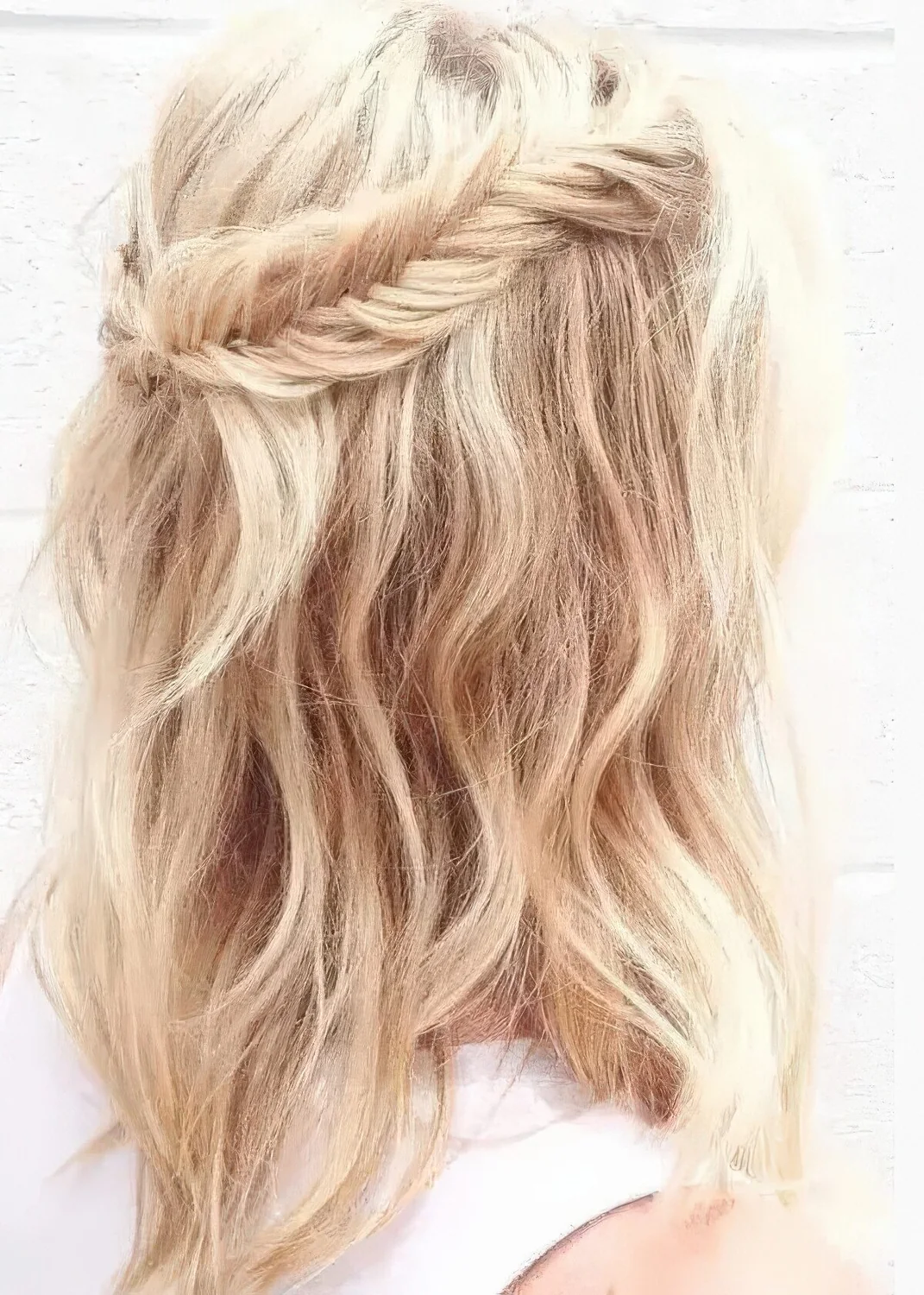 Wavy and textural half updo with a fishtail braid to frame it.