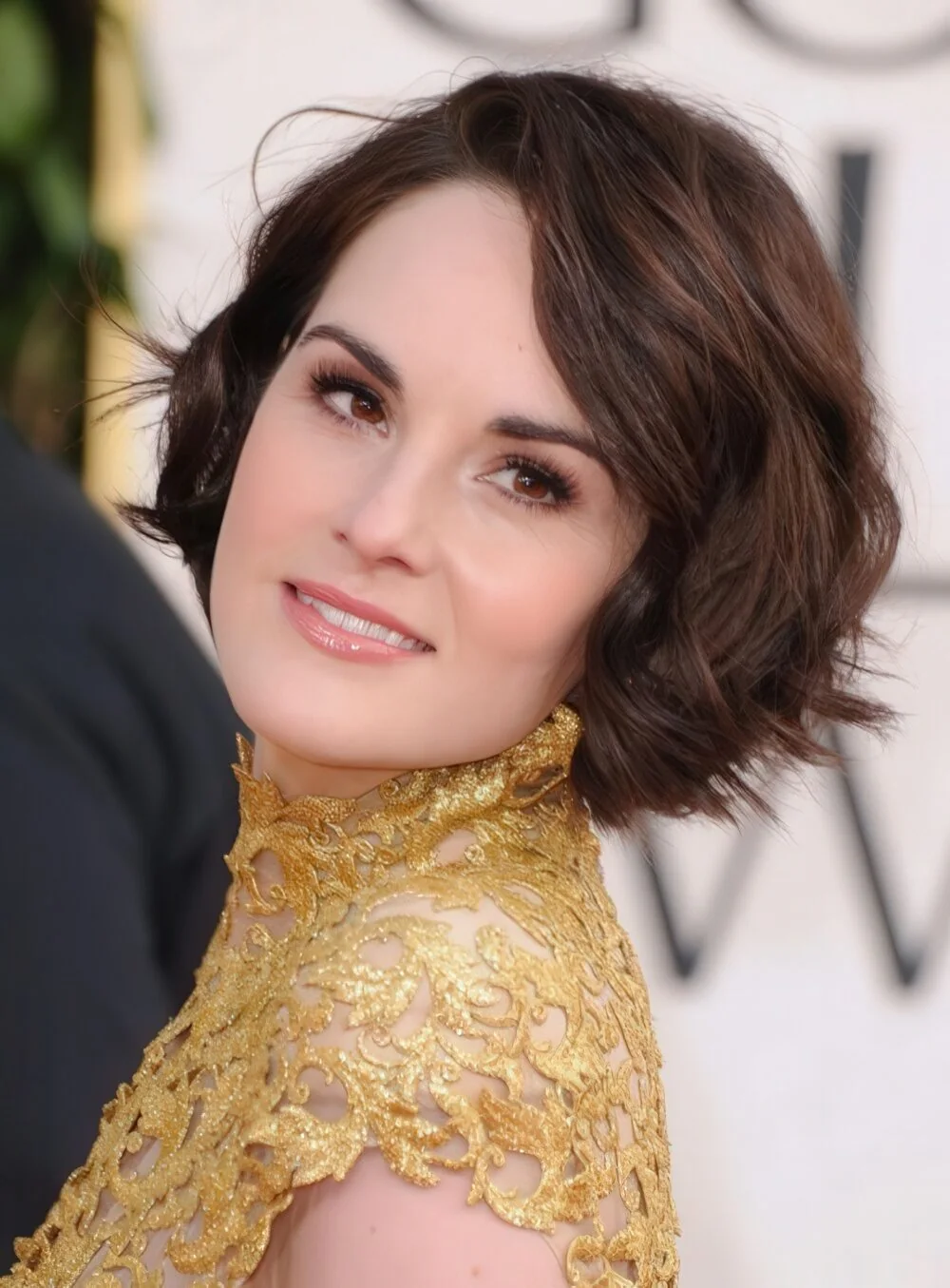 Soft brunette chin-length bob with loose waves.