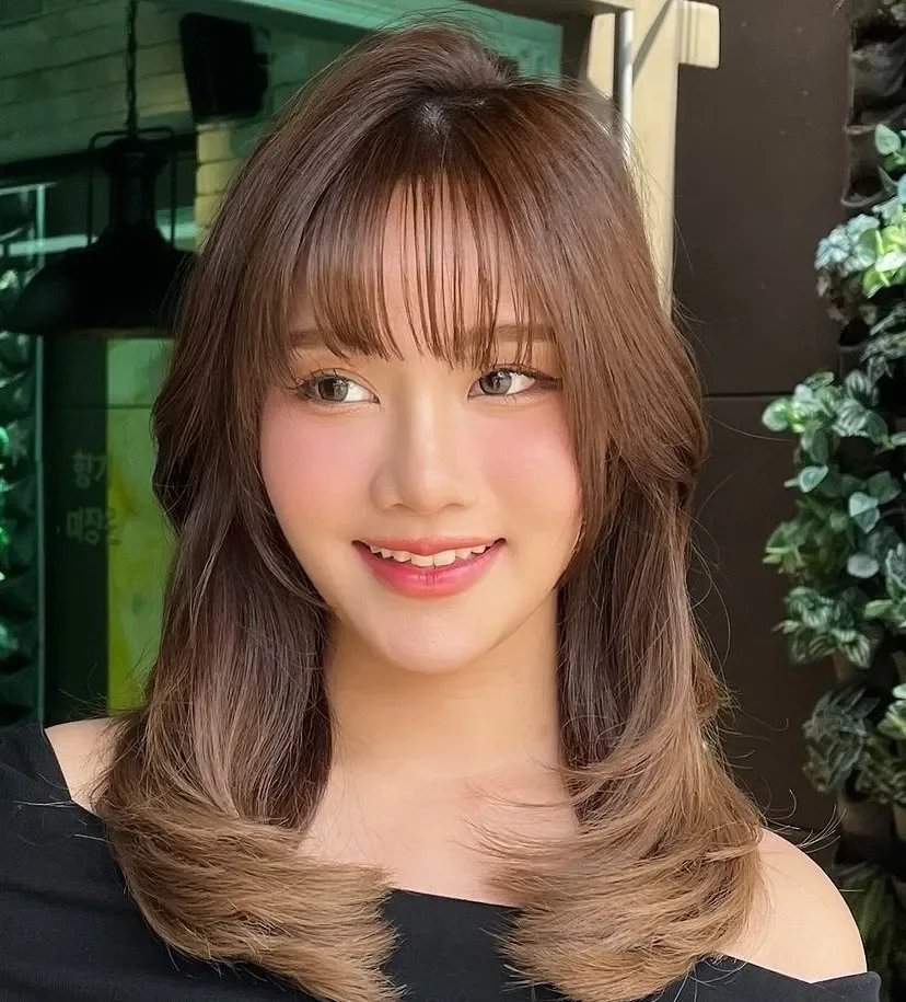 Face-Framing Long Layers With Wispy Bangs.