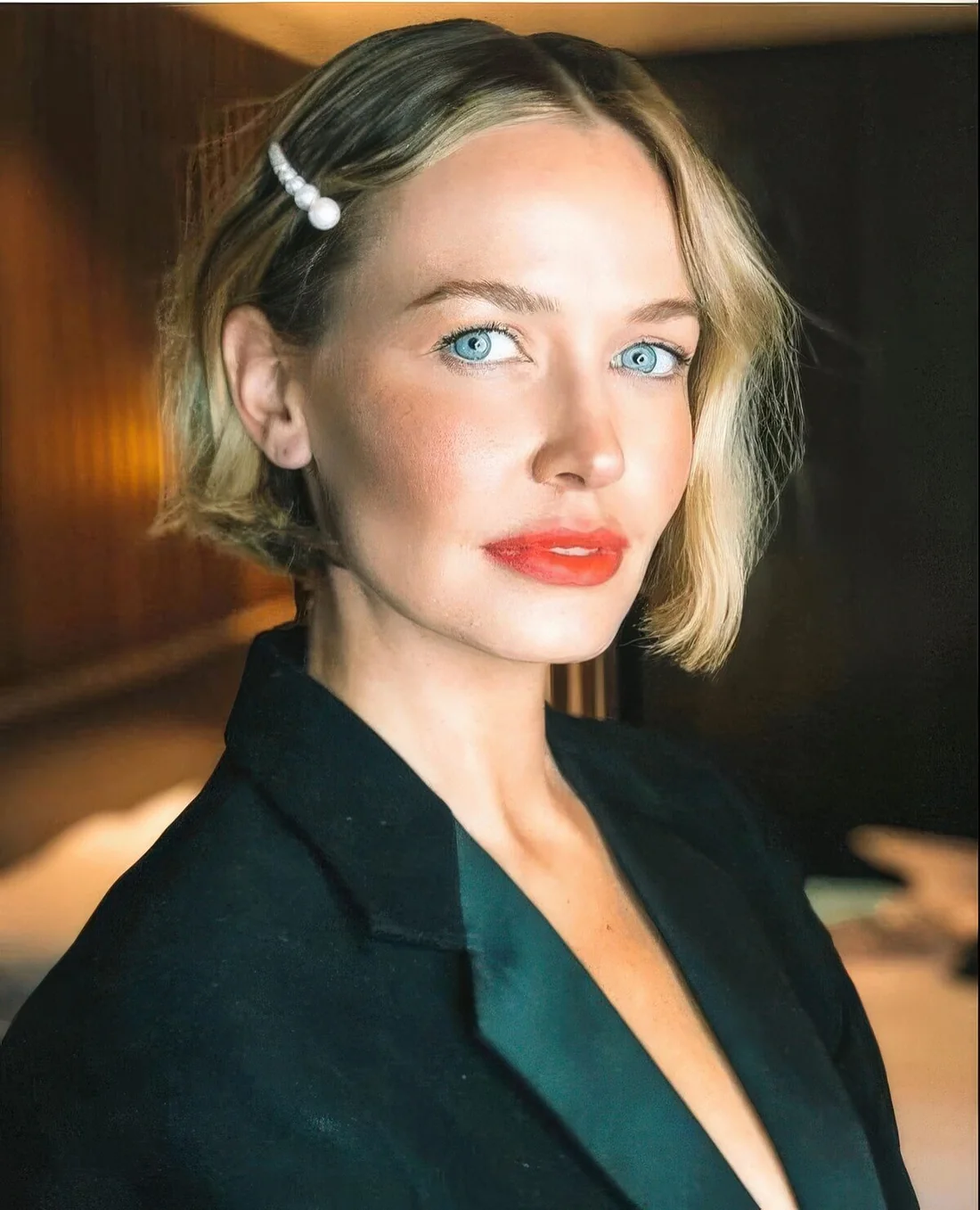 Lip length blonde haircut with a bit of waves.