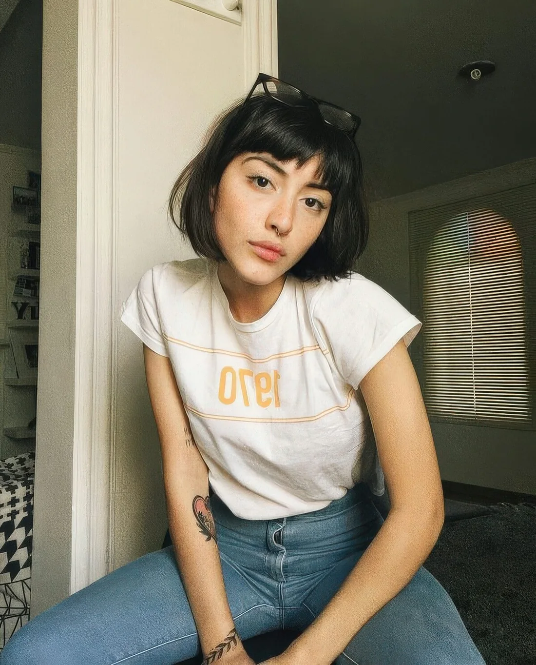 Bring the 90s feel with a jaw-length haircut and bottleneck bangs, no polished styling.
