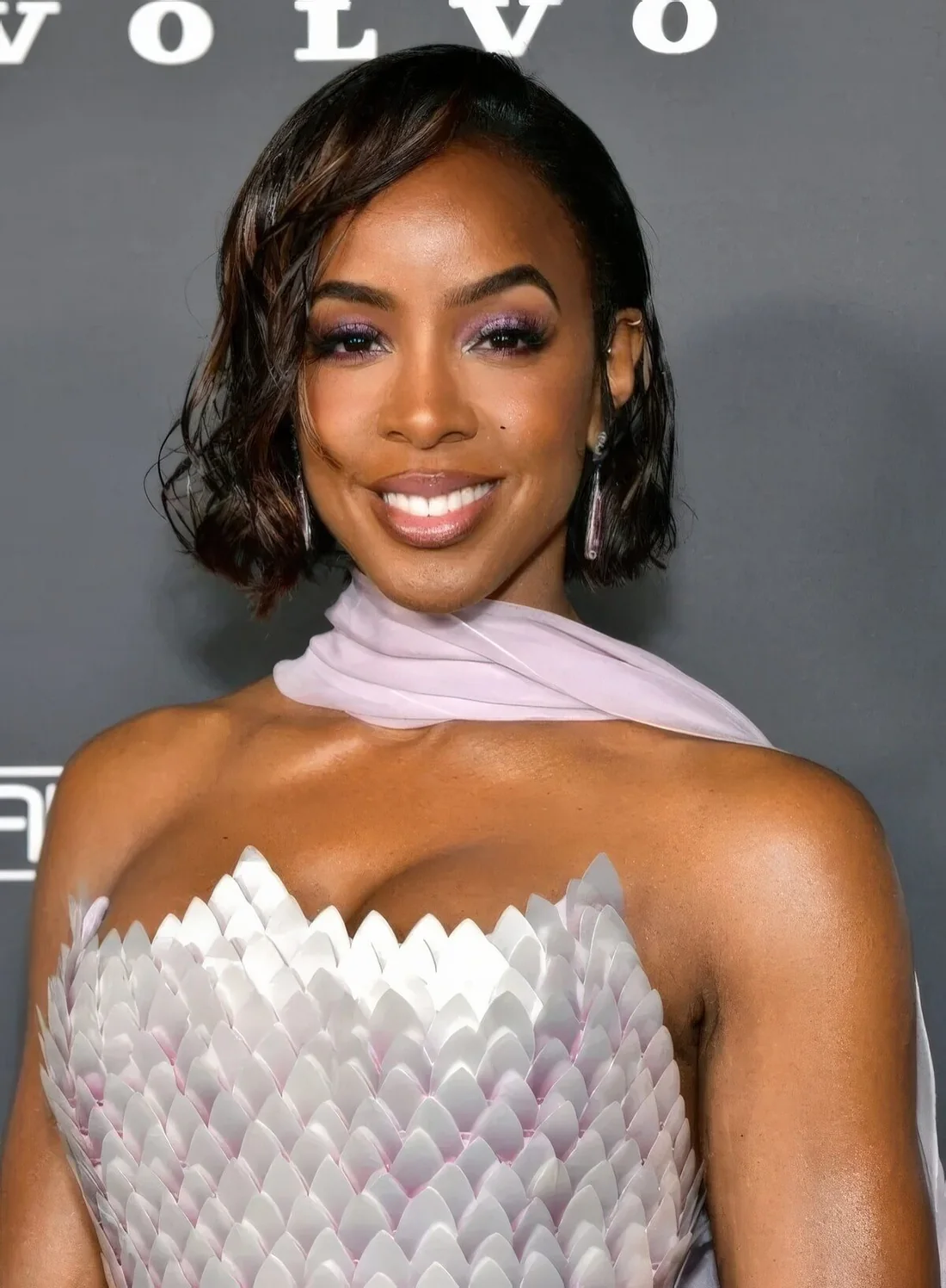 Get Kelly Rowland’s tousled loose curls by twisting the strands around your fingers as you dry your hair and finish off with a lightweight gel or cream for hold and shine.
