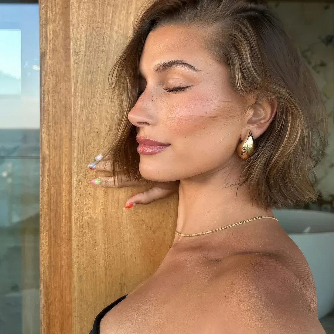 Photo showing hailey Bieber's swishy cut, with the hairstyle clearly visible.