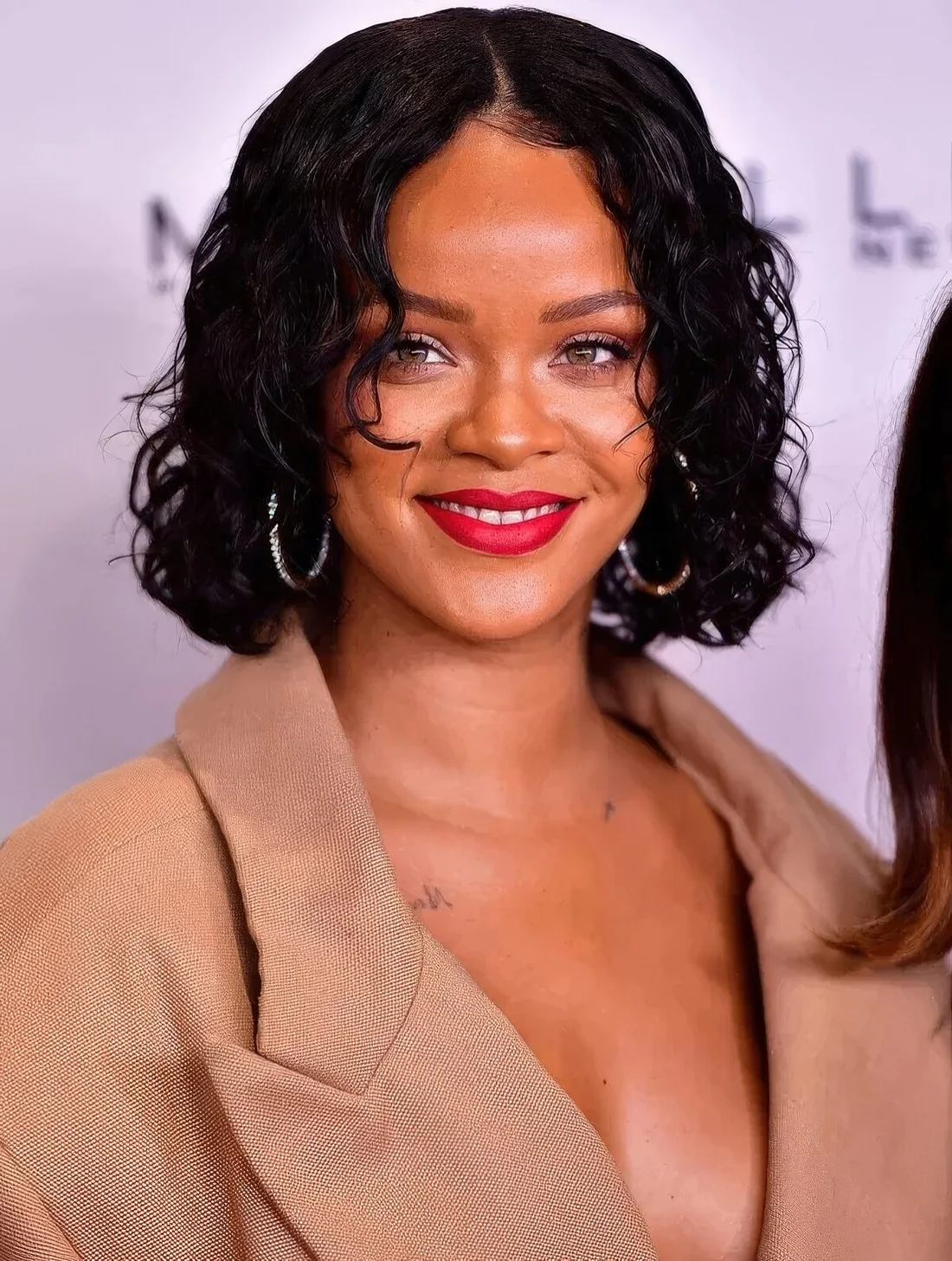 Instead of going for a sleek style with each strand in its place, Rihanna chooses a more natural beachy wet look to complement her curls.