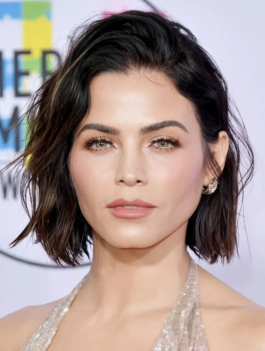 Jenna Dewan combines wispy strands and wet look to create a sexy tousled bob.