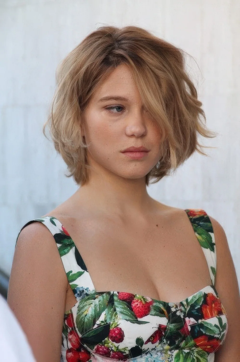 Lea Seidoux wearing a messy wavy 90s bob with some volume.