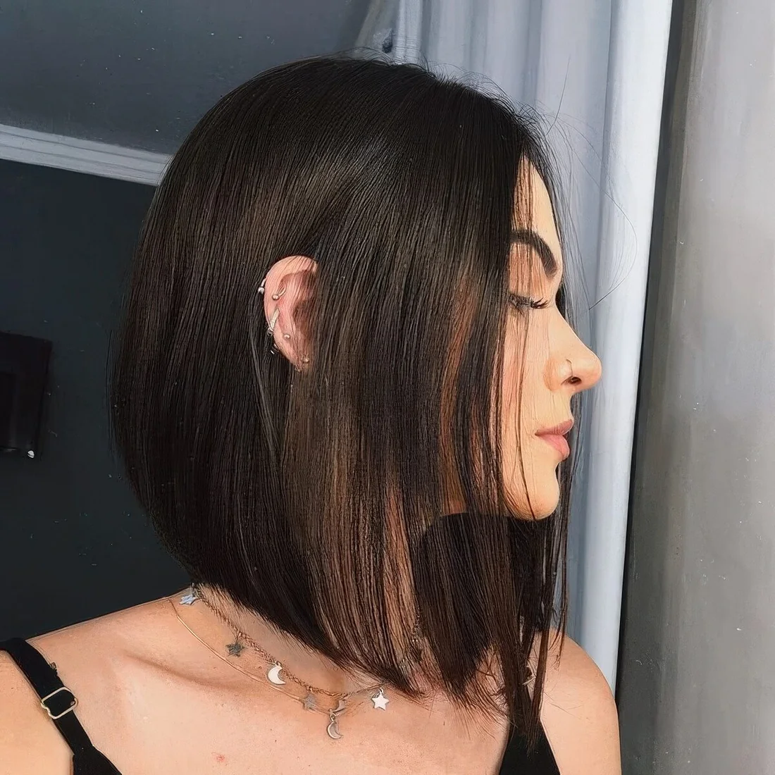 Chic black A line bob with a shiny touch.