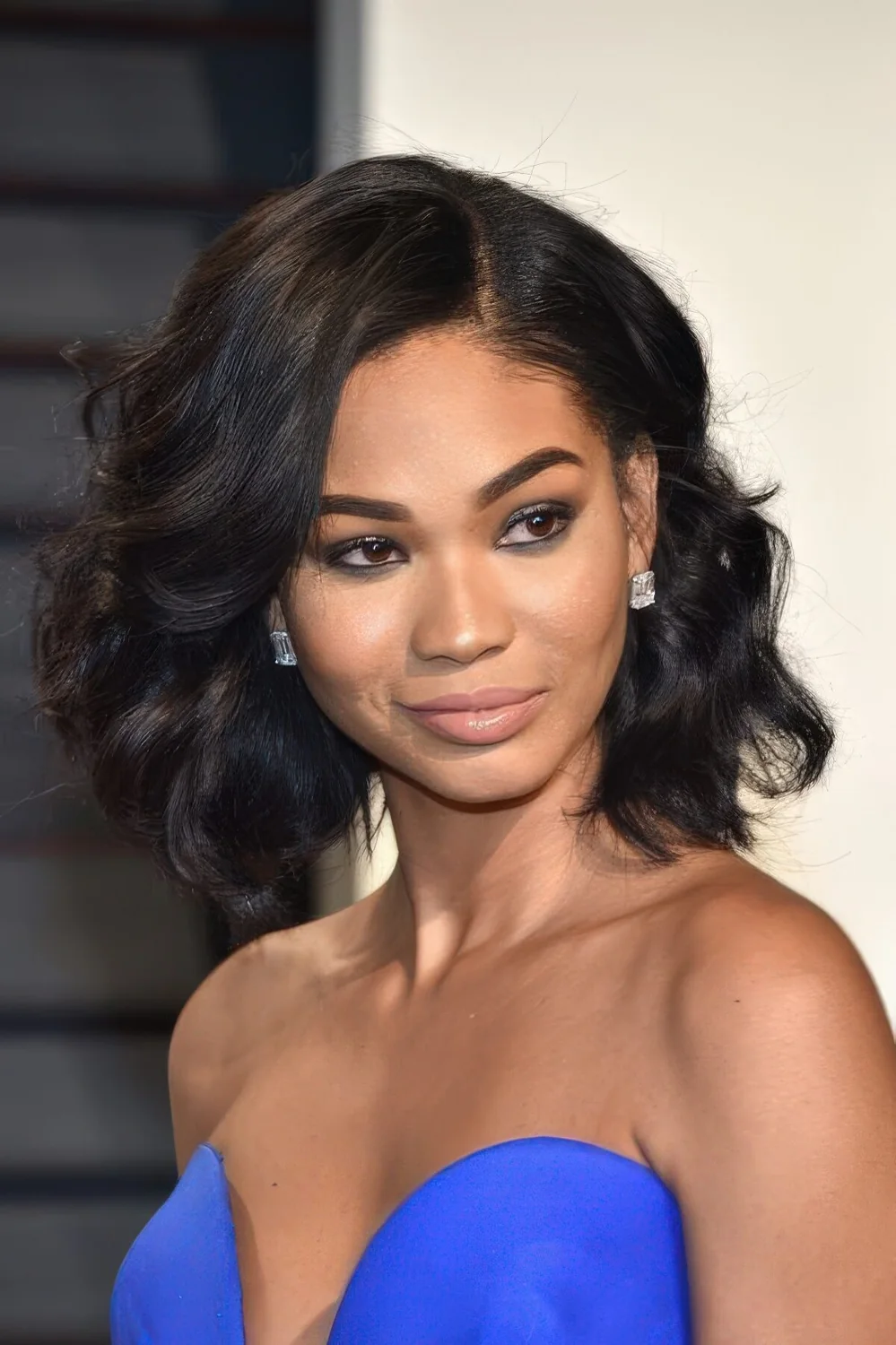 Black wavy baroque bob over the shoulders features a lot of volume, glam and elegance, perfect for a special occasion.