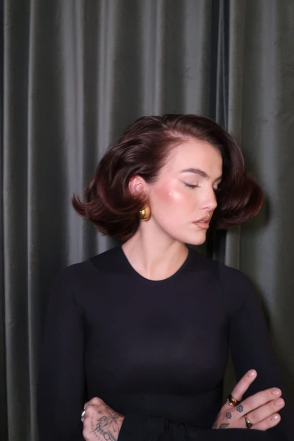 Cherry red volumetric and wavy bob cut with deep side part.