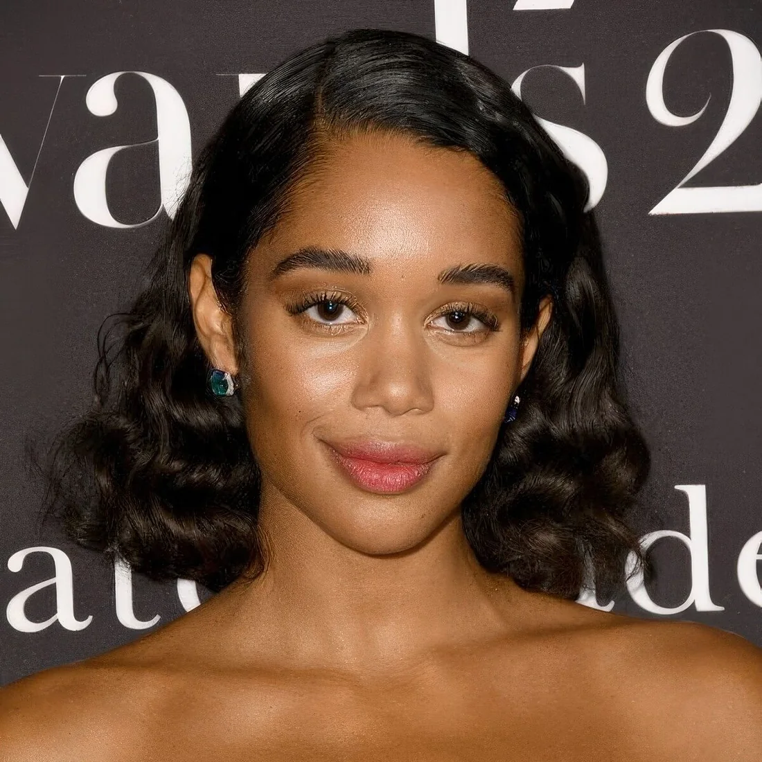 Glam black baroque bob with waves and a volumetric top.