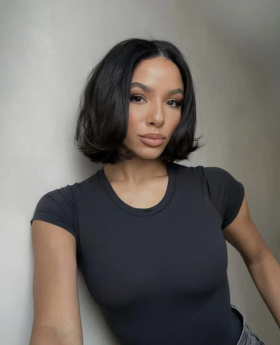 Short baroque bob in black, with slight waves at the ends and a lot of volume.