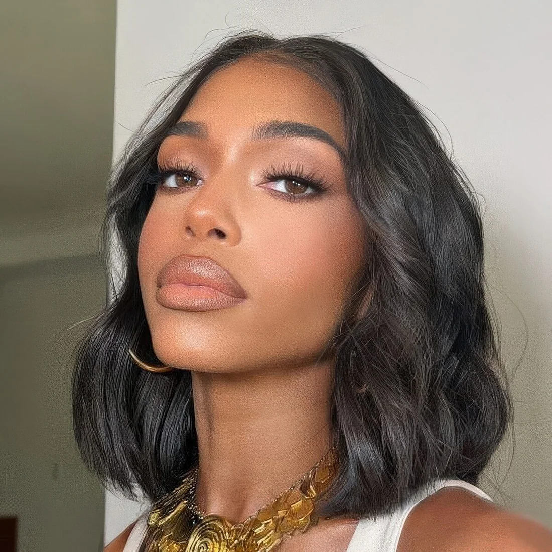 Outgrown baroque bob in black, with waves.
