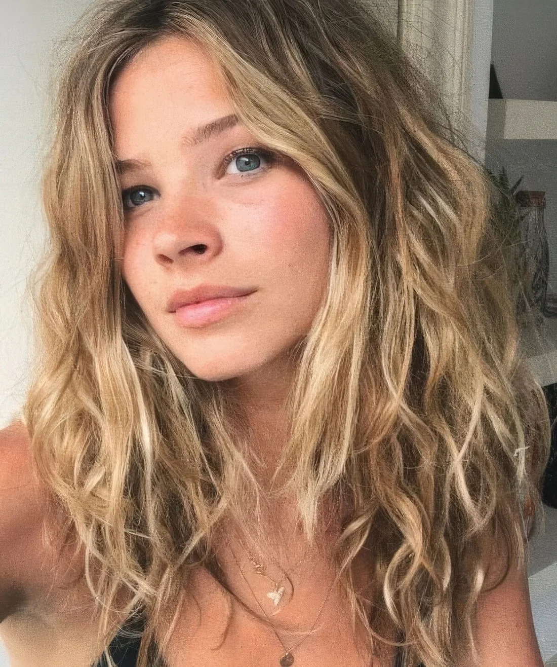 Photo showing summer hairstyle with waves, with the hairstyle clearly visible.
