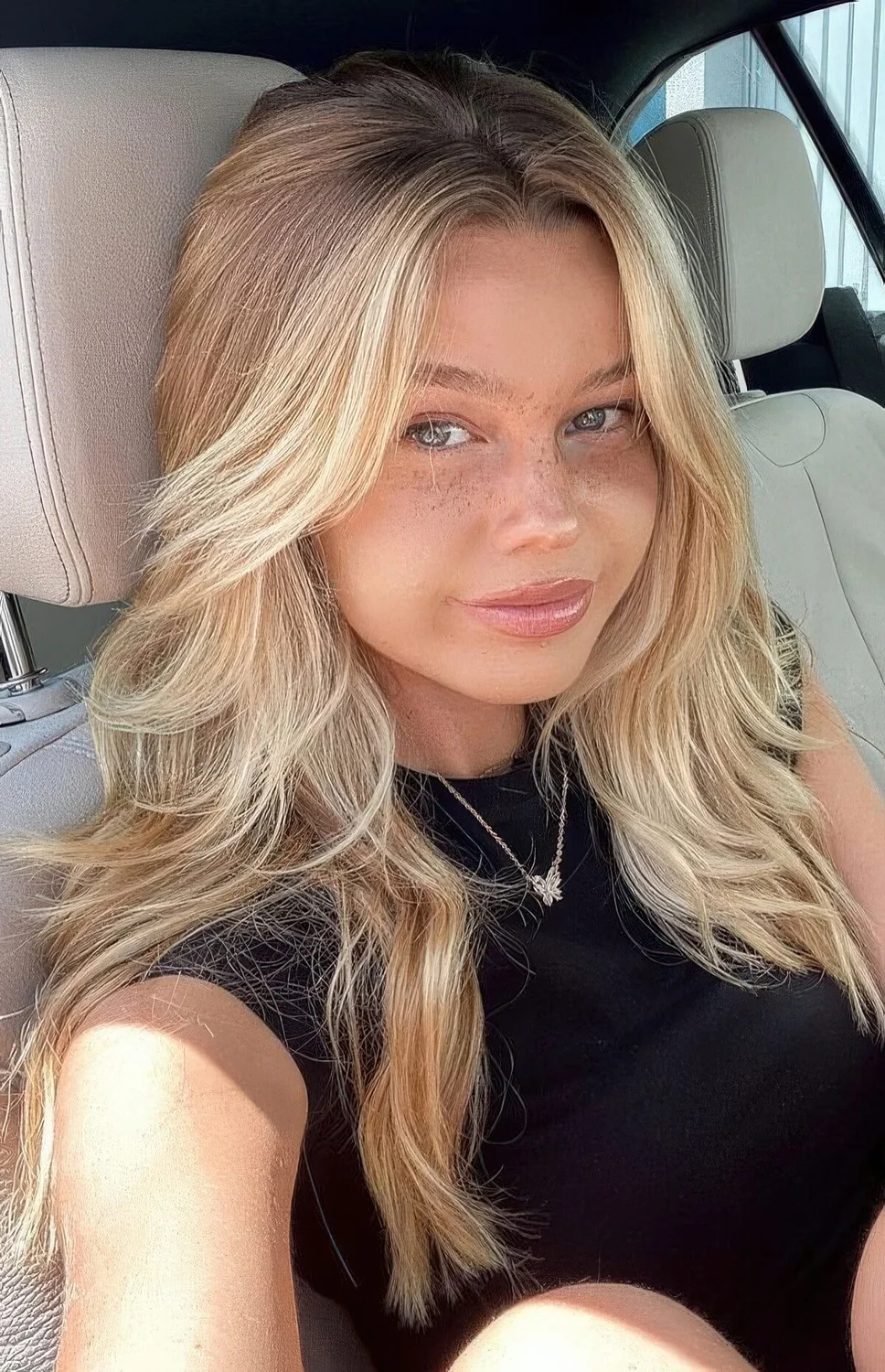 Textured bronde butterfly haircut with blonde highlights and a money piece.