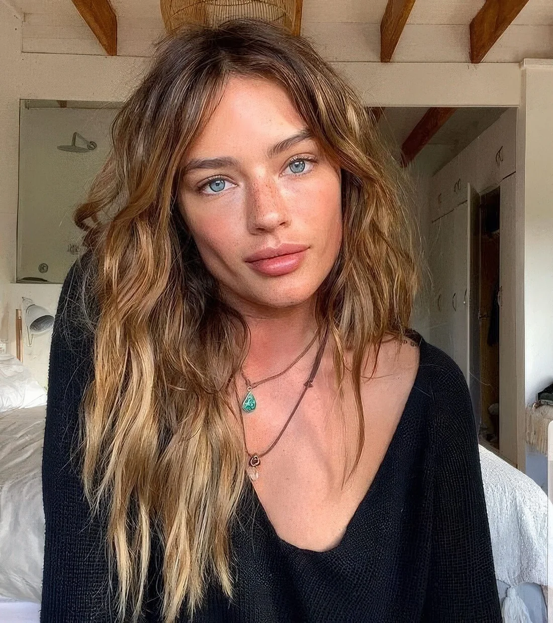 Photo showing hairstyle with a caramel balayage, with the hairstyle clearly visible.