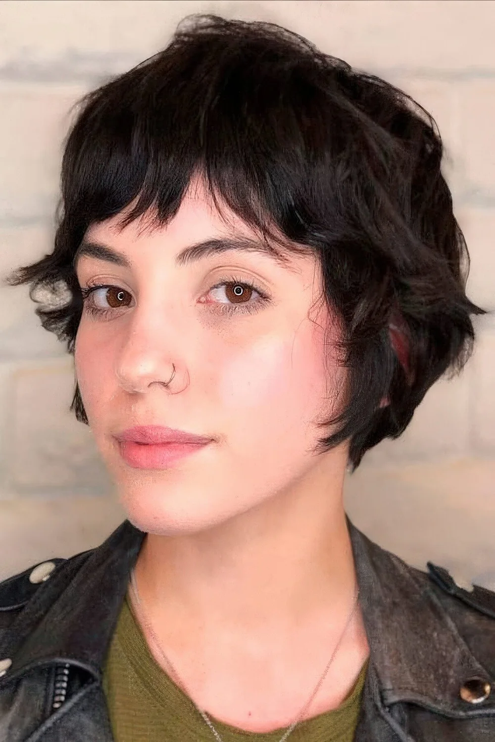 Photo showing hairstyle with bottleneck bangs, with the hairstyle clearly visible.
