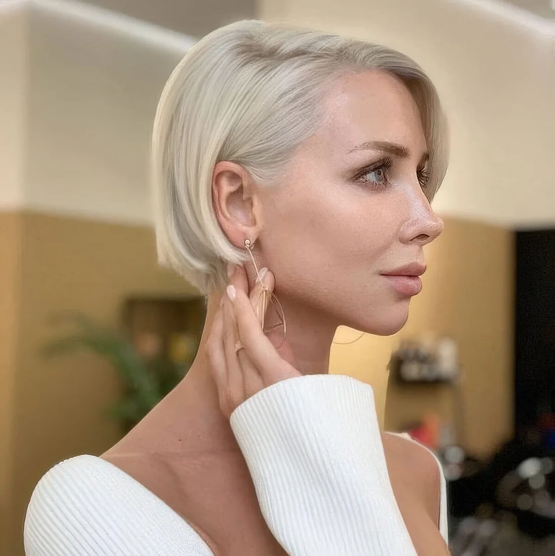Classic platinum blonde ear-length bob with side part.