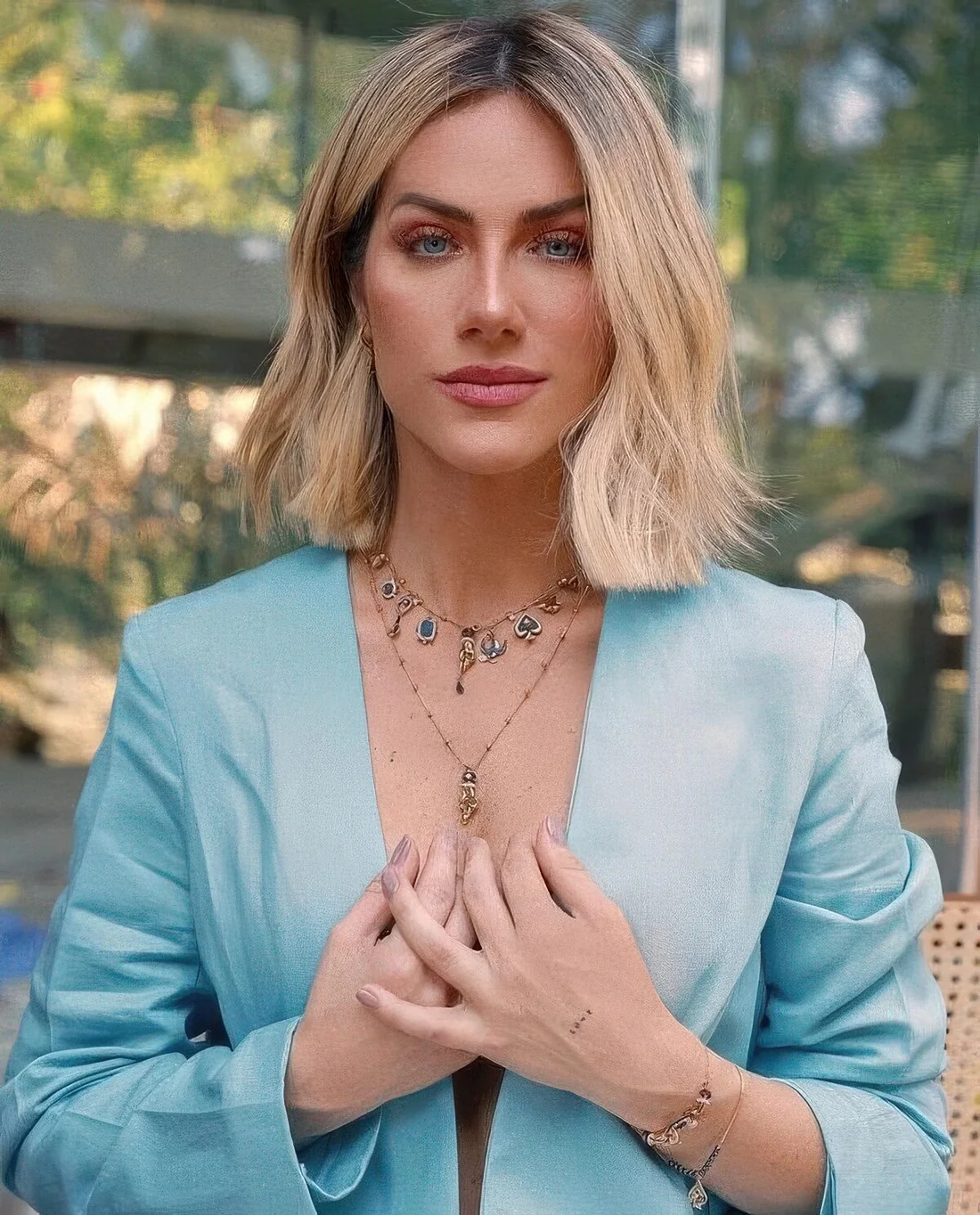 Blonde collarbone bob with a darker root, messy waves.