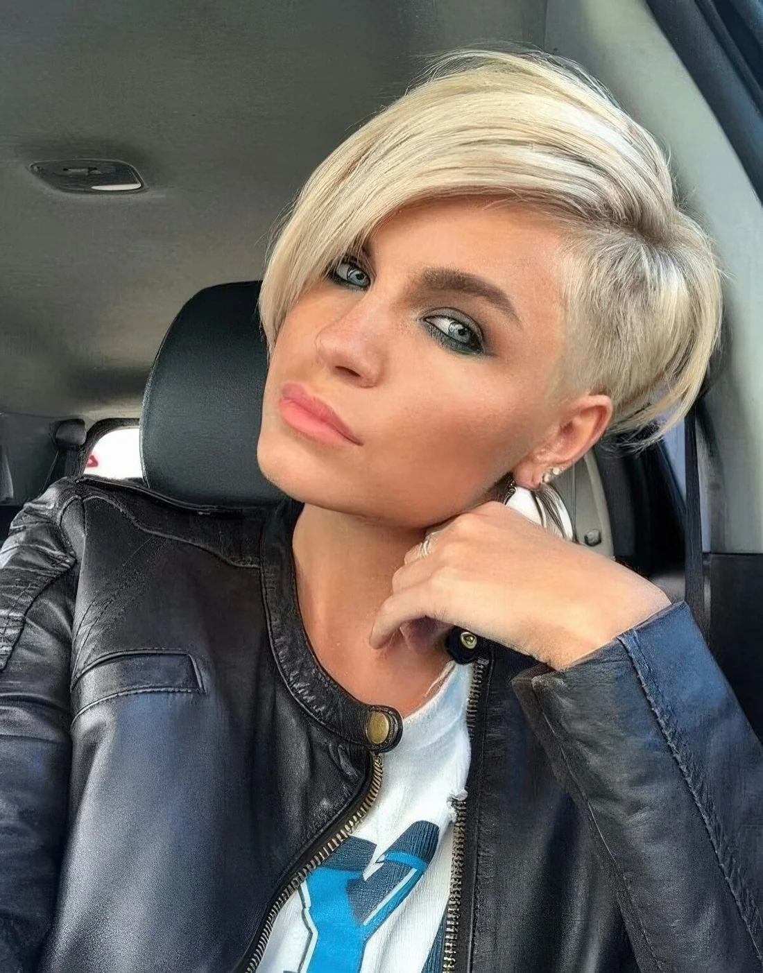 Asymmetrical pixie haircut in blonde, with an undercut touch.