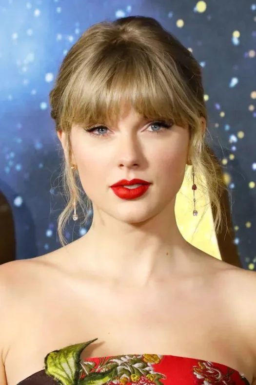 Photo showing full and fluffy fringe, with the hairstyle clearly visible.