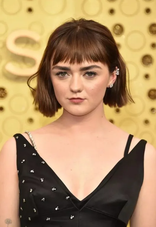 Maisie Williams rocking shorter fringe to balance out her round face and draw all the attention to her killer brows.