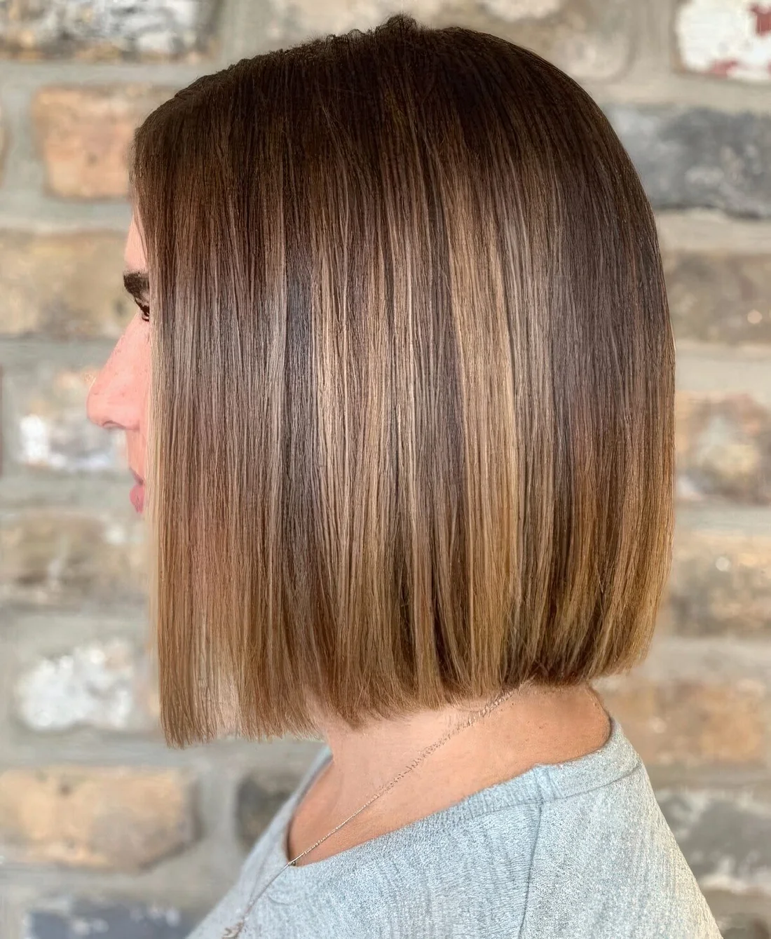 Chic bronde long bob with highlights and straight hair.