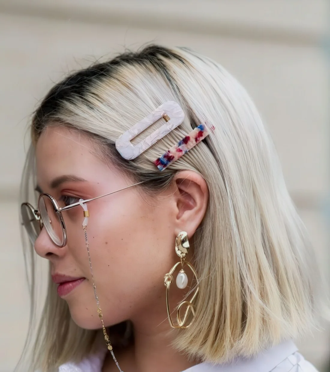Photo showing clips, with the hairstyle clearly visible.