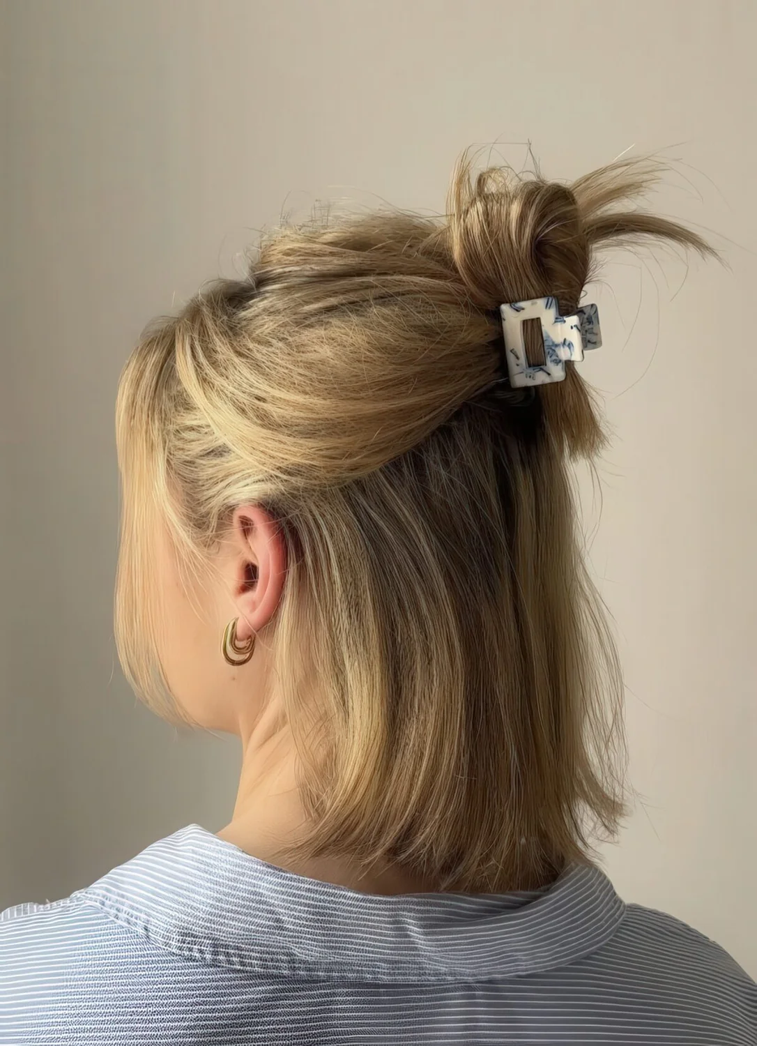 Photo showing small claw clip, with the hairstyle clearly visible.