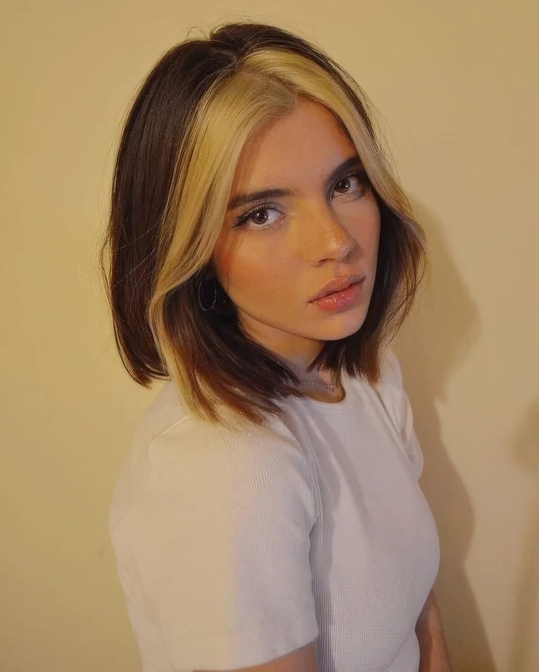 Dark bob with chunky blonde money piece.