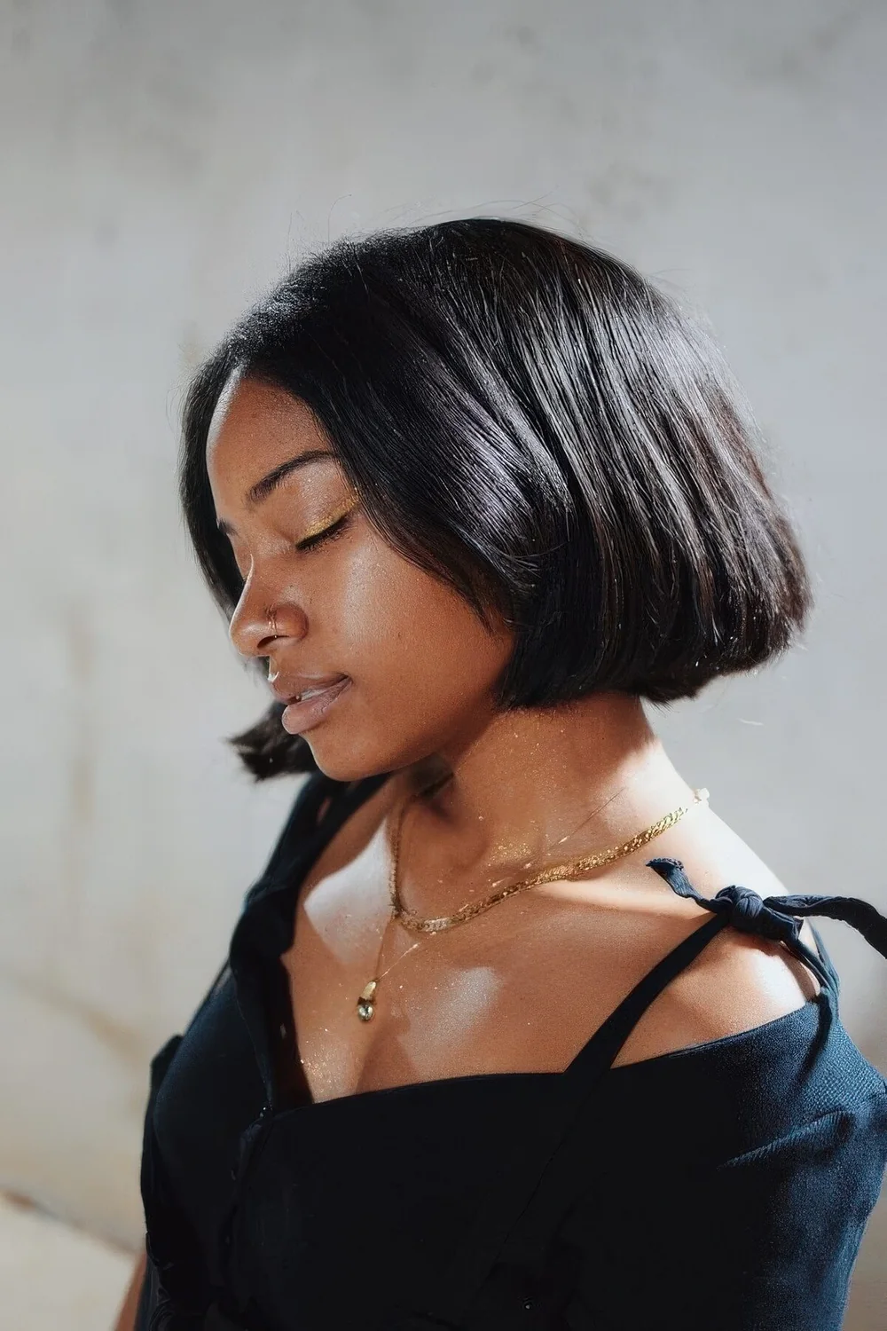 Short hairstyle with curtain bangs.