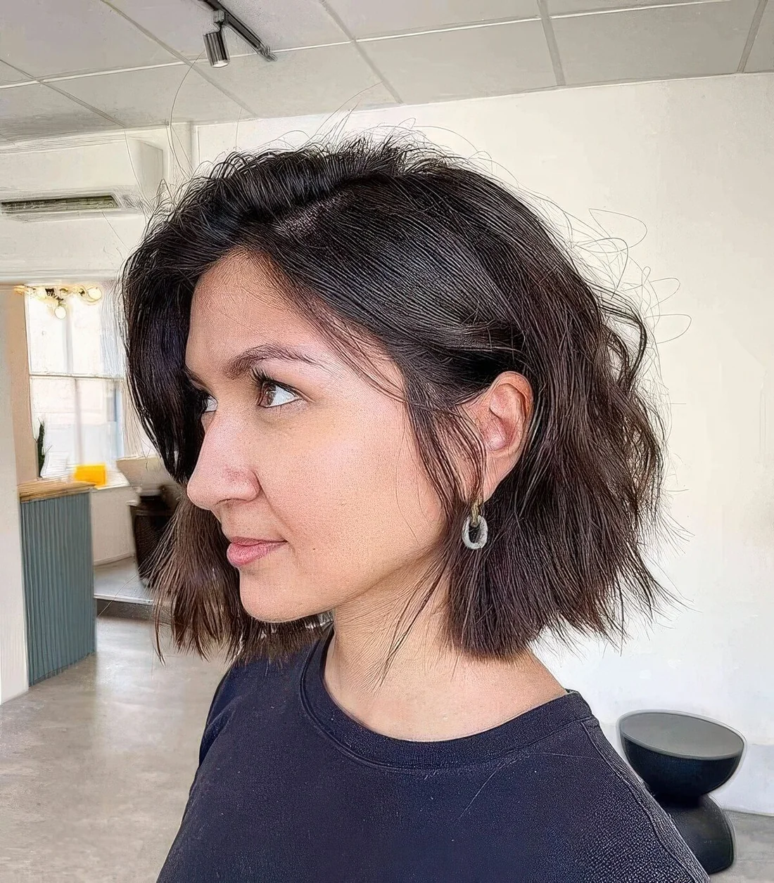 Messy waves and texture add interest to the hairstyle and bring some volume to the look.