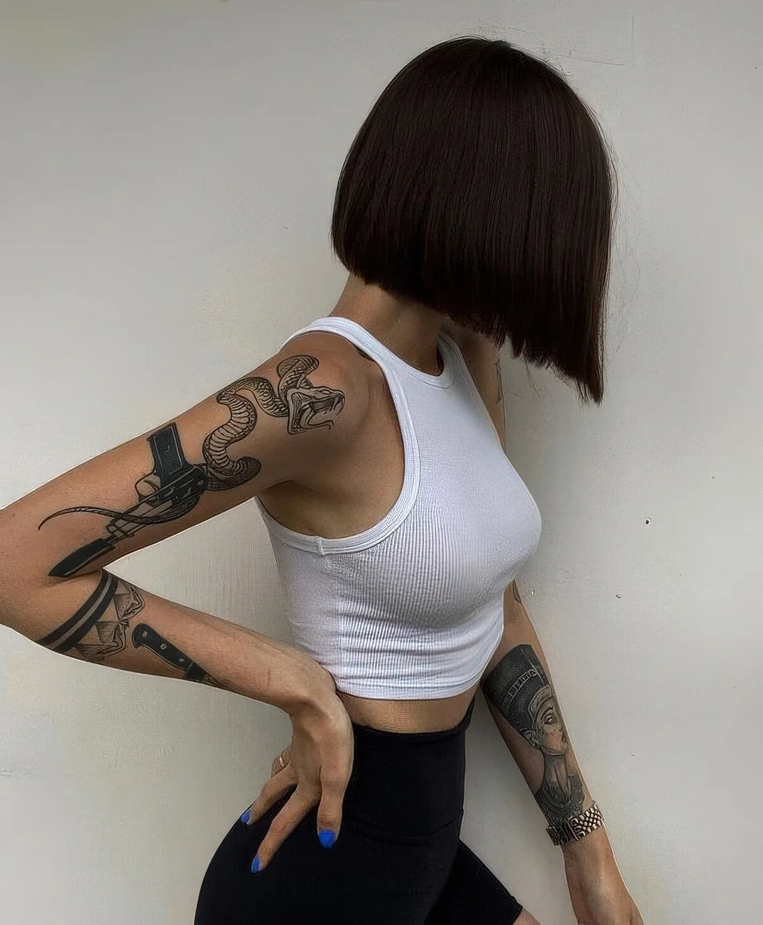 Photo showing this, with the hairstyle clearly visible.