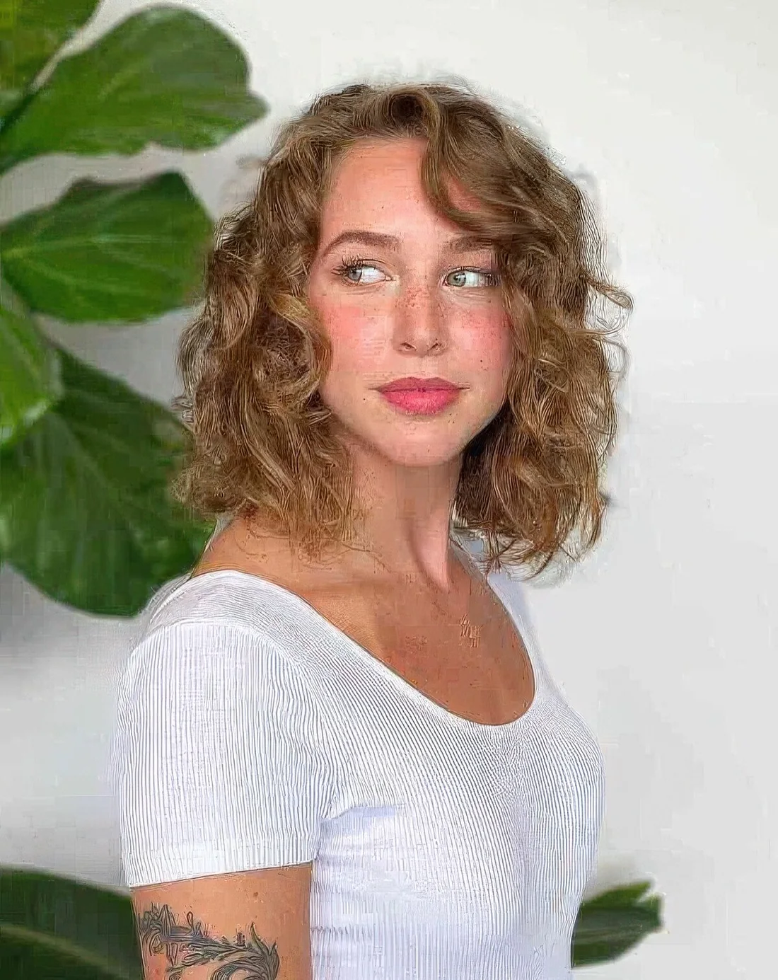 Curly long bob done in soft bronde shade.