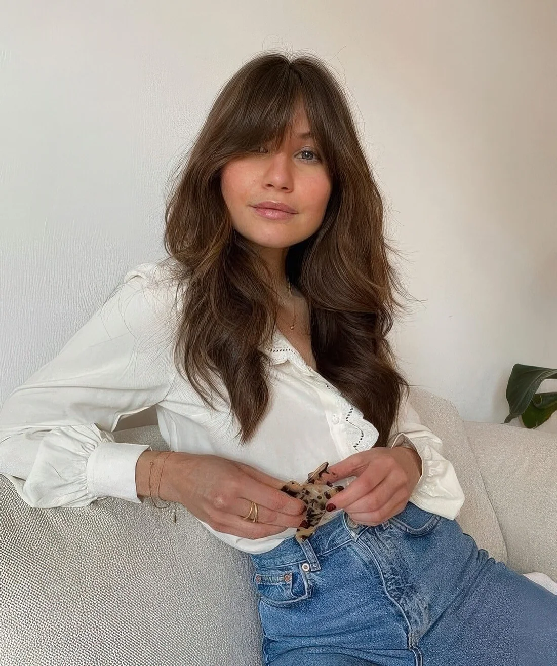 Photo showing hairstyle with bottleneck bangs, with the hairstyle clearly visible.