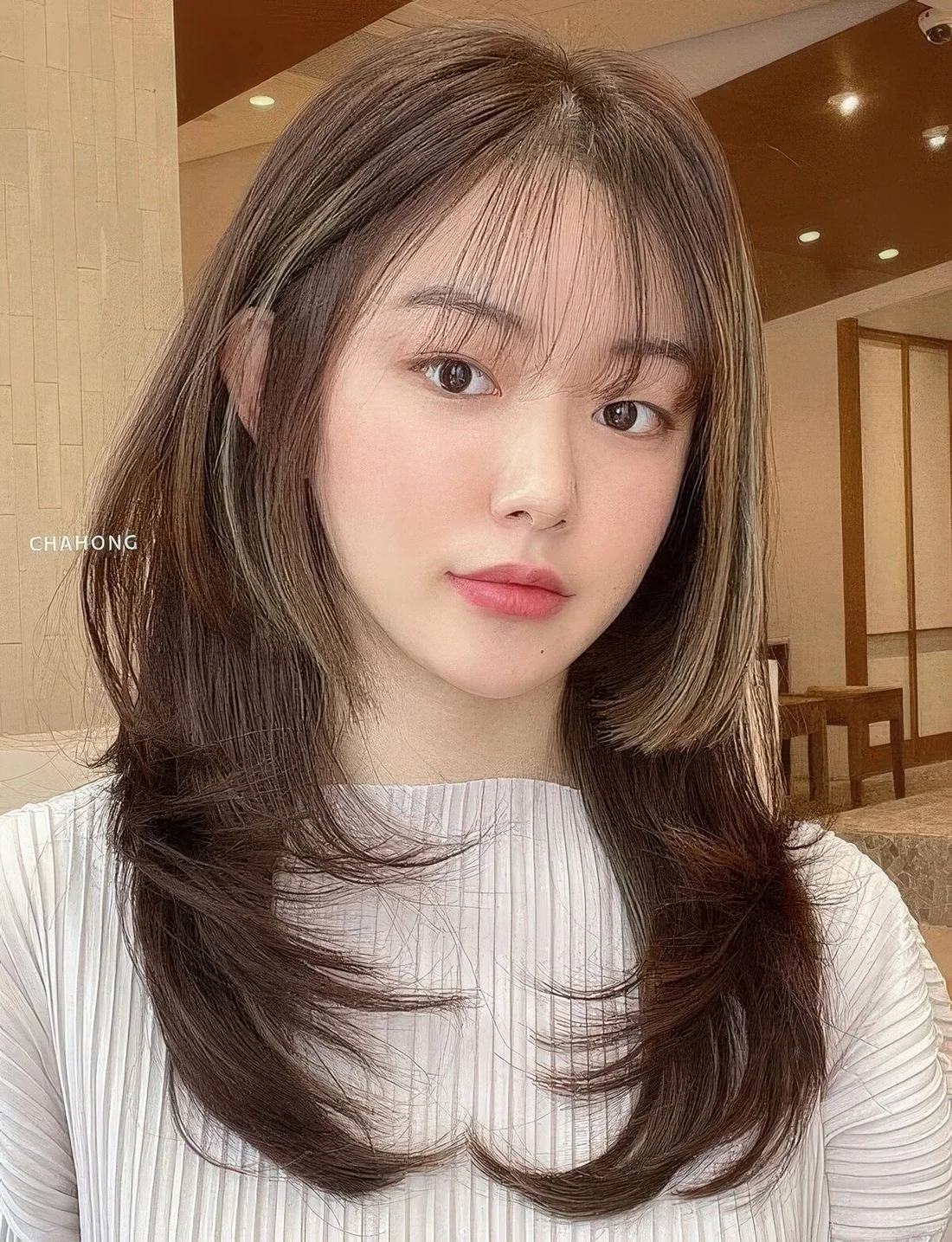 Photo showing hairstyle with a blonde balayage, with the hairstyle clearly visible.