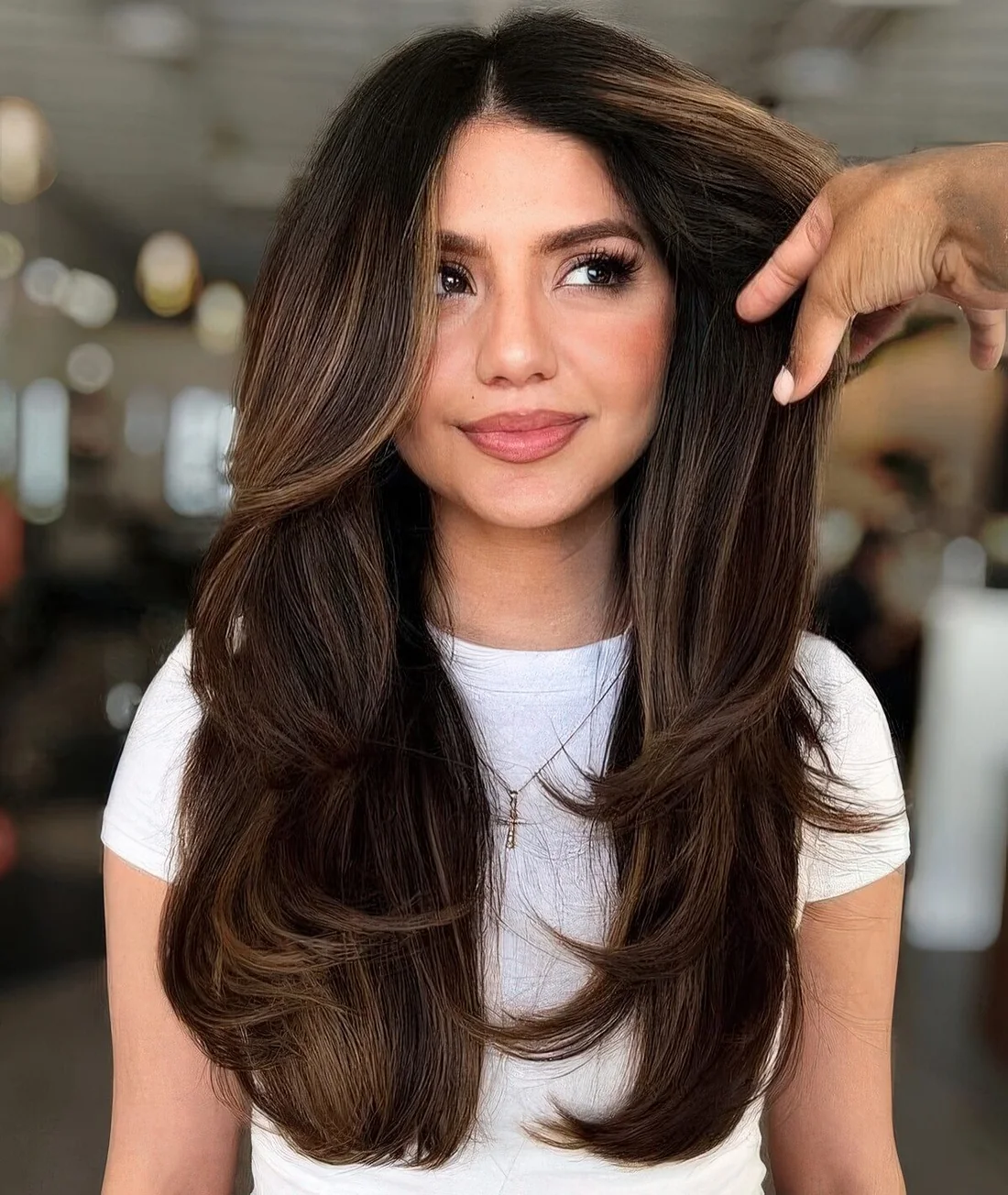 Photo showing hairstyle with a caramel balyage, with the hairstyle clearly visible.
