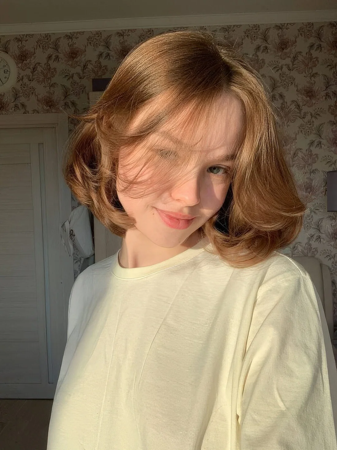 Eye catchy and soft bronde butterfly bob with a glossy finish and curled ends.