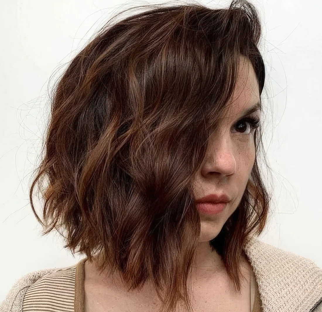 Midi wavy chestnut bob with a delicate balayage, waves and volume.