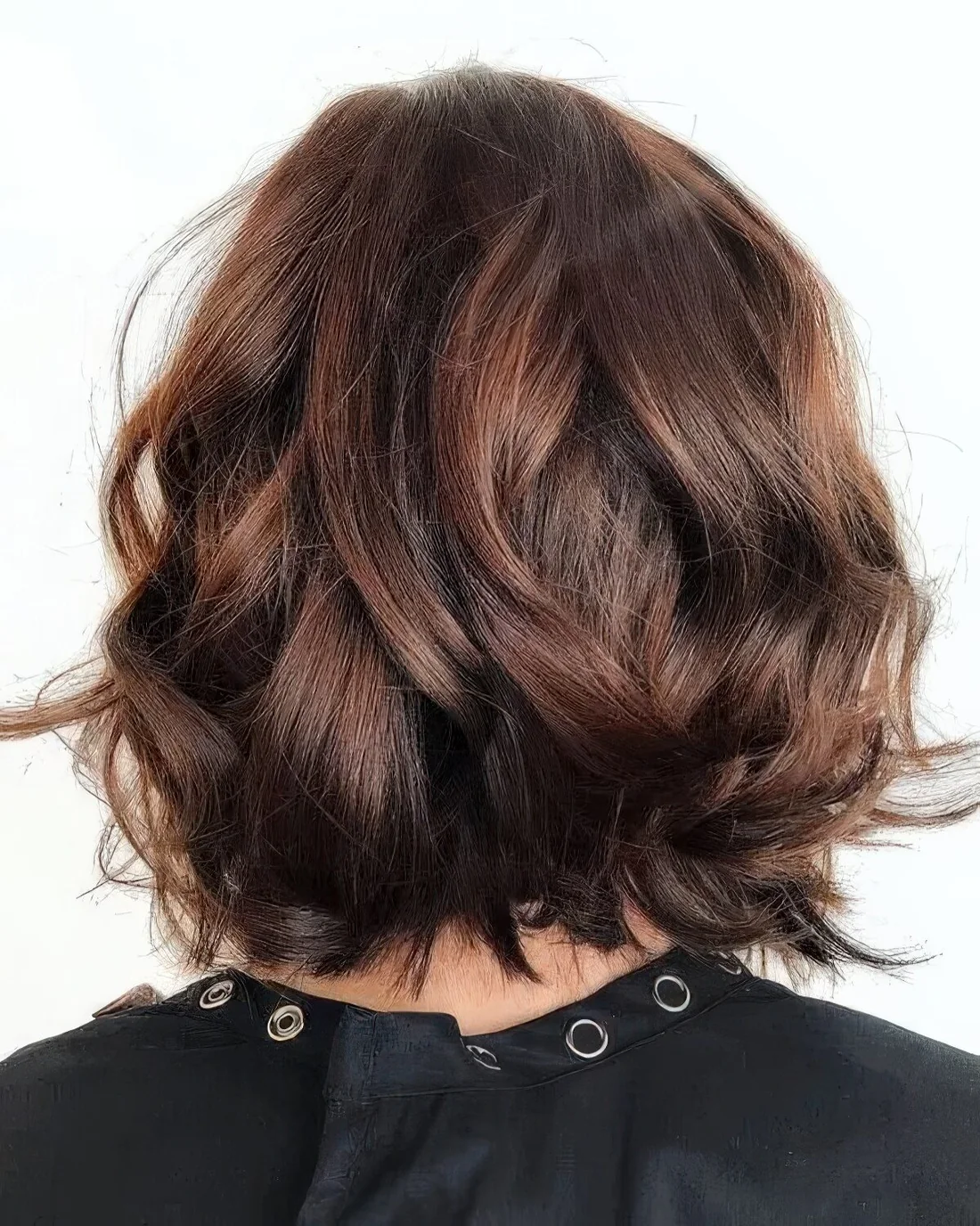 Midi wavy and messy layered bob in chestnut.
