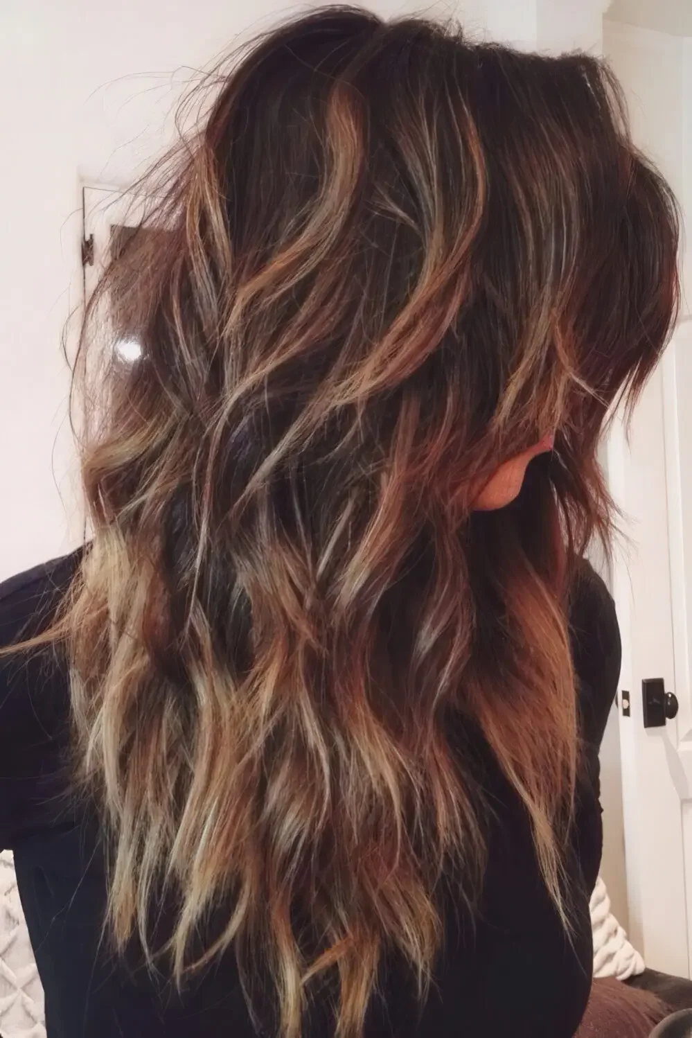 Layers with highlights give an additional texture to the hair.