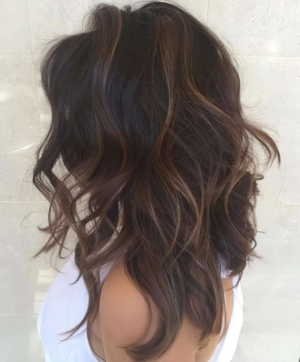Sublte highllights and layers give volume to this hair.