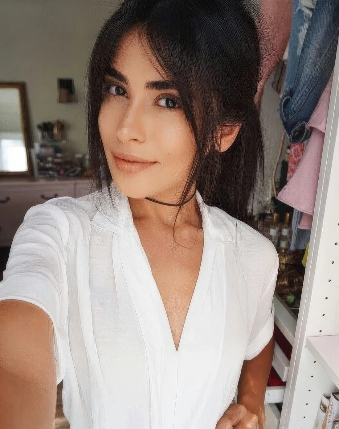 Photo showing hairstyle with a ponytail, with the hairstyle clearly visible.