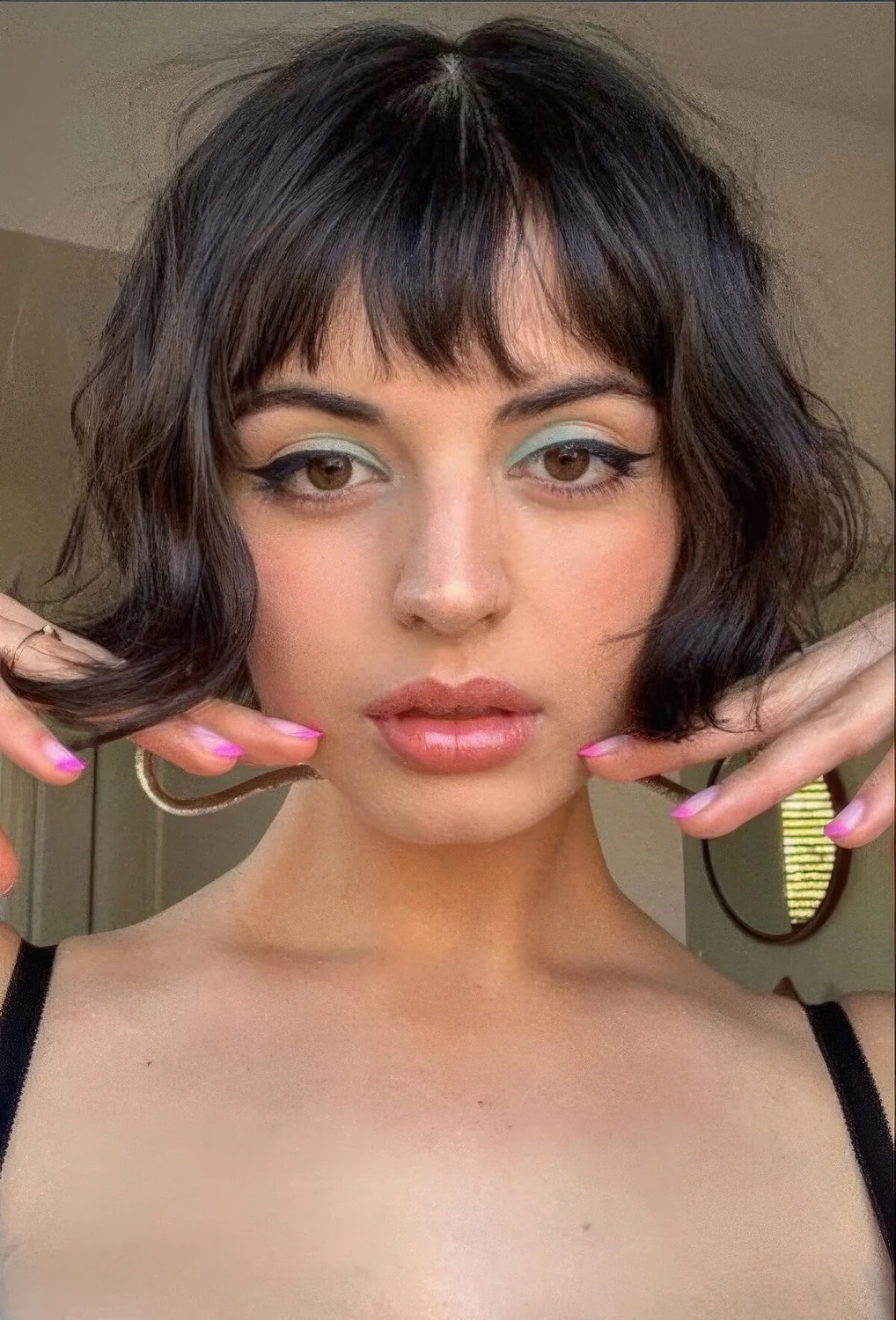 Photo showing short wavy bob, with the hairstyle clearly visible.