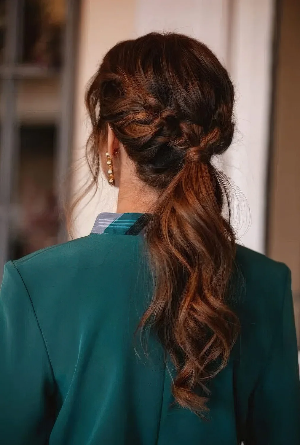 Photo showing low ponytail, with the hairstyle clearly visible.