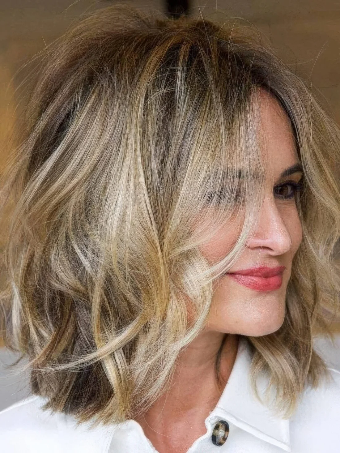 Middle part textured collarbone bob.
