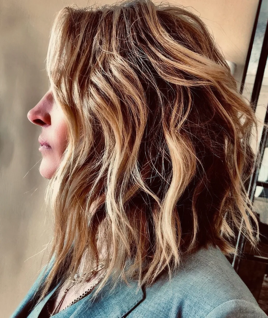 Julia Roberts rocking a ginger collarbone bob with blonde balayage and messy textural waves.