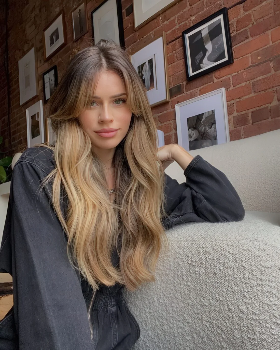 Dark root paired up with long honey blonde waves and logn curtain bangs look very girlish and very beautiful.