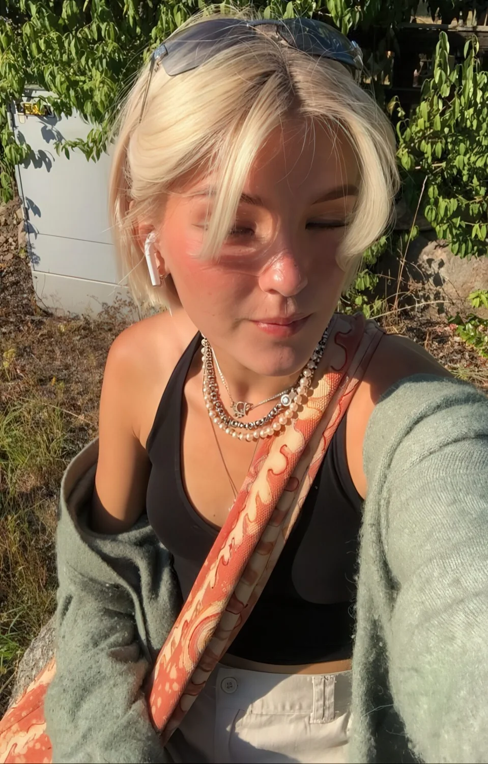 Photo showing short bob hairstyle, with the hairstyle clearly visible.