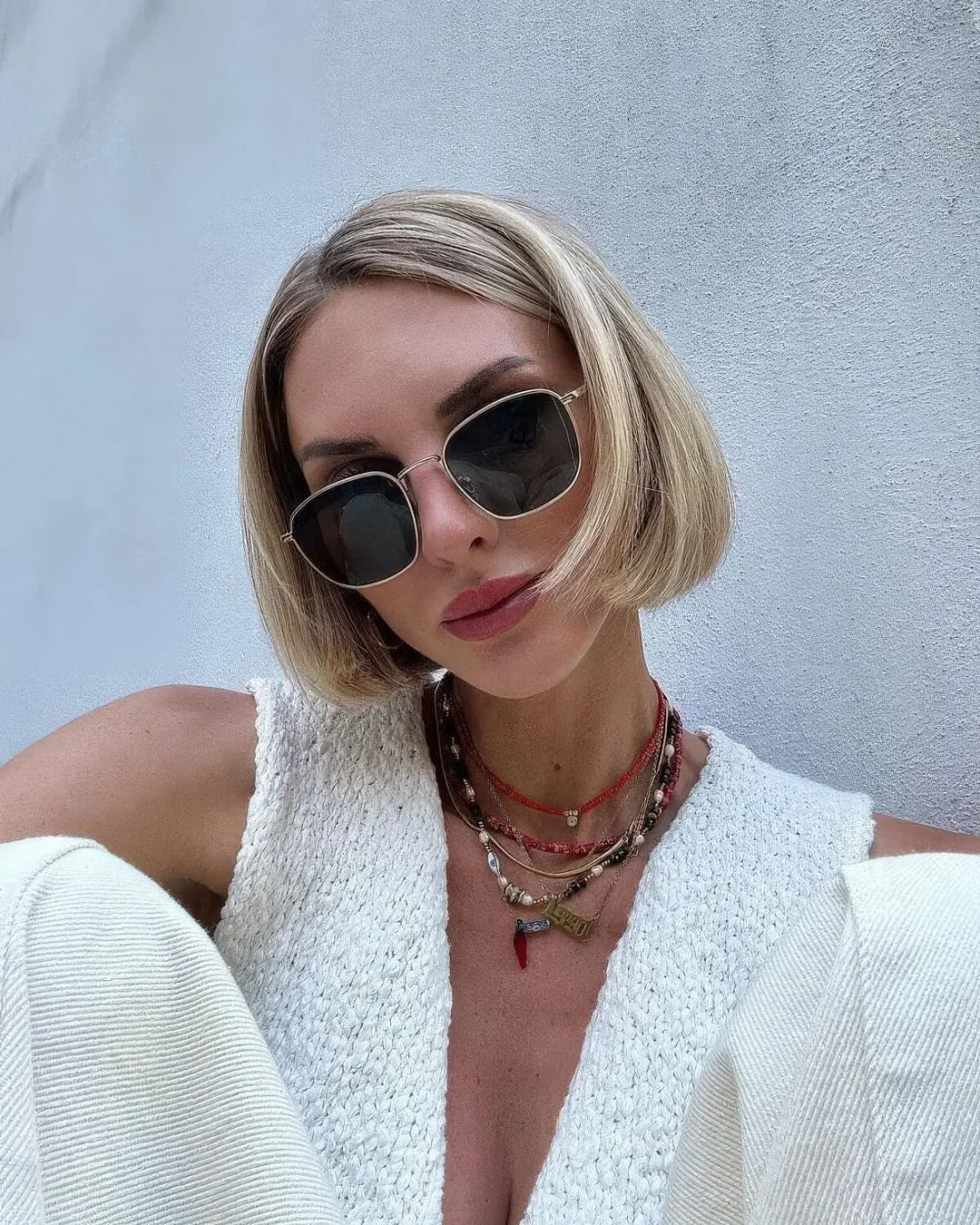 Photo showing blonde lip line bob, with the hairstyle clearly visible.