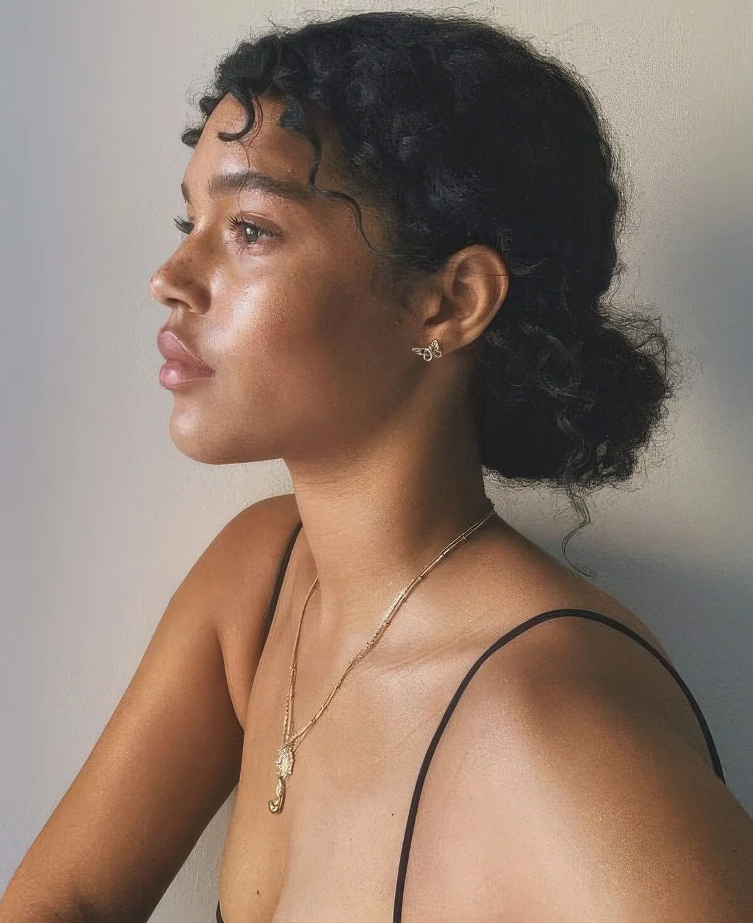 Volumetric low bun with some curls framing the face are a perfect combo for any occasion, it.